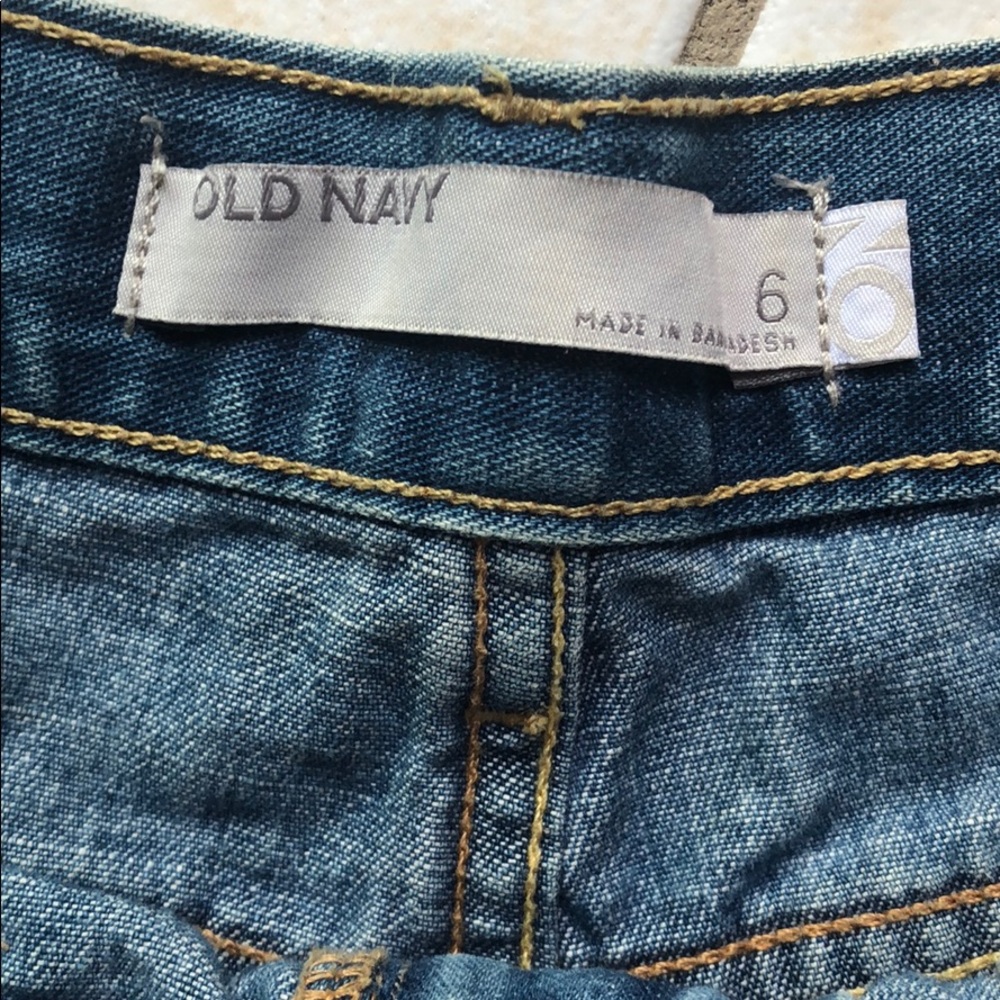 Old Navy, low rise shorts size 6, super flattering - Picture 3 of 4